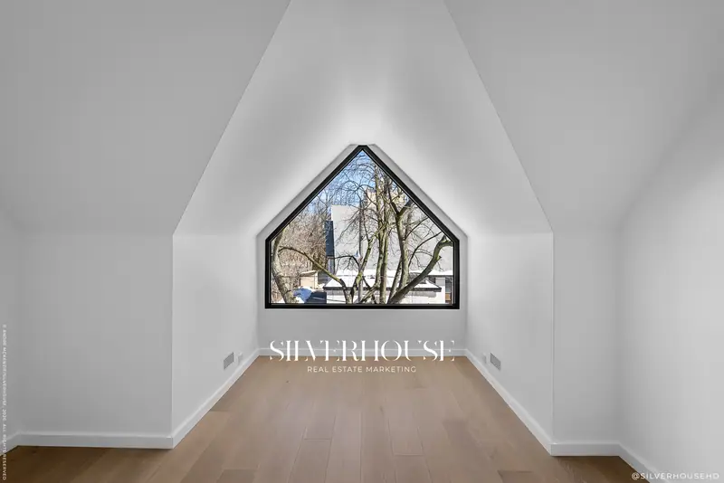 Top-floor room with pentagon window