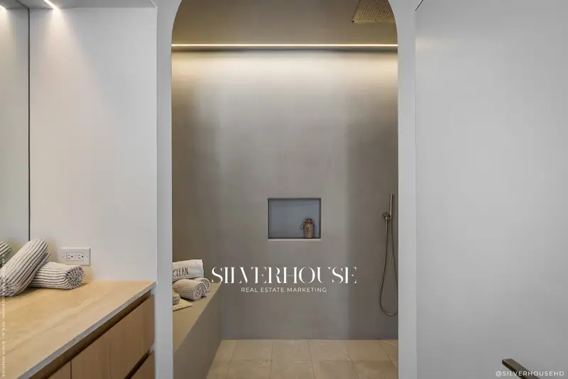 Plaster shower with lit niche