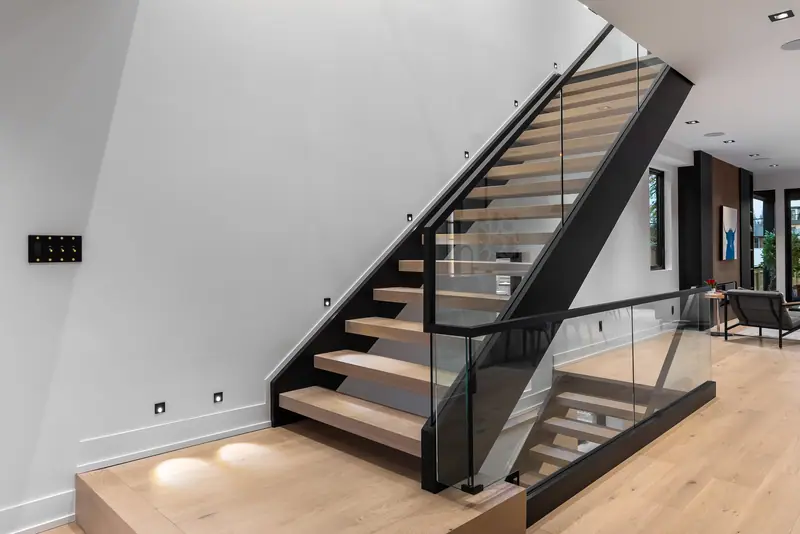 Floating stair with glass rail
